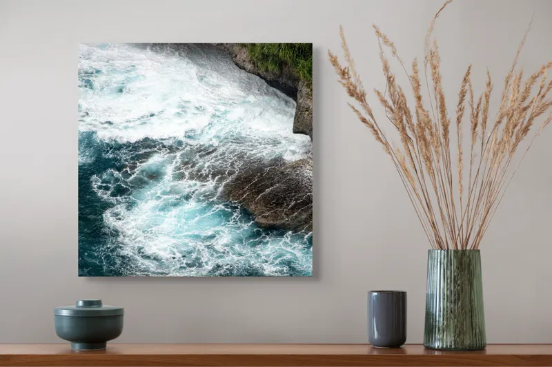 Tablou Canvas, "Vântul mării și stâncile rebele", Spumă, Valuri, Stânci, Ocean, Vegetație, Albastru, Natură, Coastă., 50 x 50 cm – poza 4