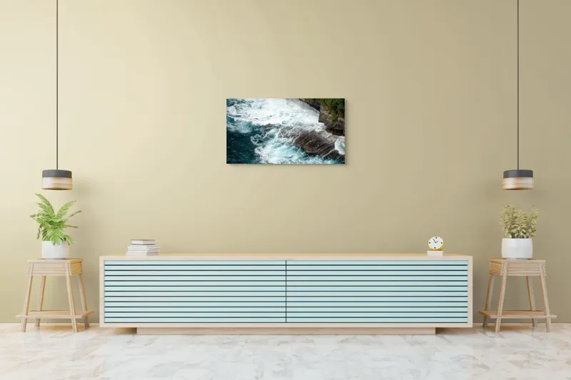 Tablou Canvas, "Vântul mării și stâncile rebele", Spumă, Valuri, Stânci, Ocean, Vegetație, Albastru, Natură, Coastă., 90 x 50 cm – poza 5