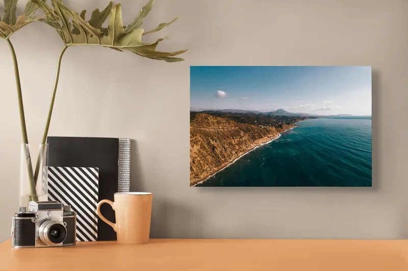 Tablou Canvas, "Marea îmbrățișând țărmul stâncos", Pământ, Mare, Cer, Nori, Coastă, Valuri, Peisaj, Liniște, Natură, Lumină, Orizont, Coline, Albastru, Contrast, Frumusețe, 39 x 26 cm – poza 3