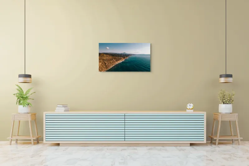 Tablou Canvas, "Marea îmbrățișând țărmul stâncos", Pământ, Mare, Cer, Nori, Coastă, Valuri, Peisaj, Liniște, Natură, Lumină, Orizont, Coline, Albastru, Contrast, Frumusețe, 90 x 50 cm – poza 5