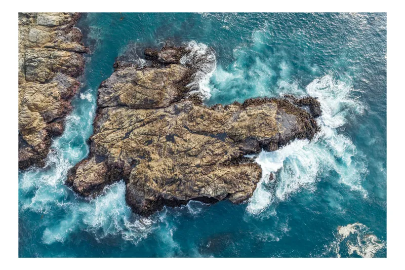 Tablou Canvas, "Valuri spumegânde izbind stâncile marine", Ocean, Stânci, Valuri, Apă, Natură, Albastru, Textură, 90 x 50 cm