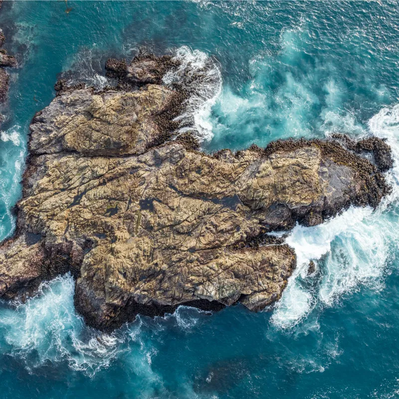 Tablou Canvas, "Valuri spumegânde izbind stâncile marine", Ocean, Stânci, Valuri, Apă, Natură, Albastru, Textură, 100 x 100 cm – poza 2