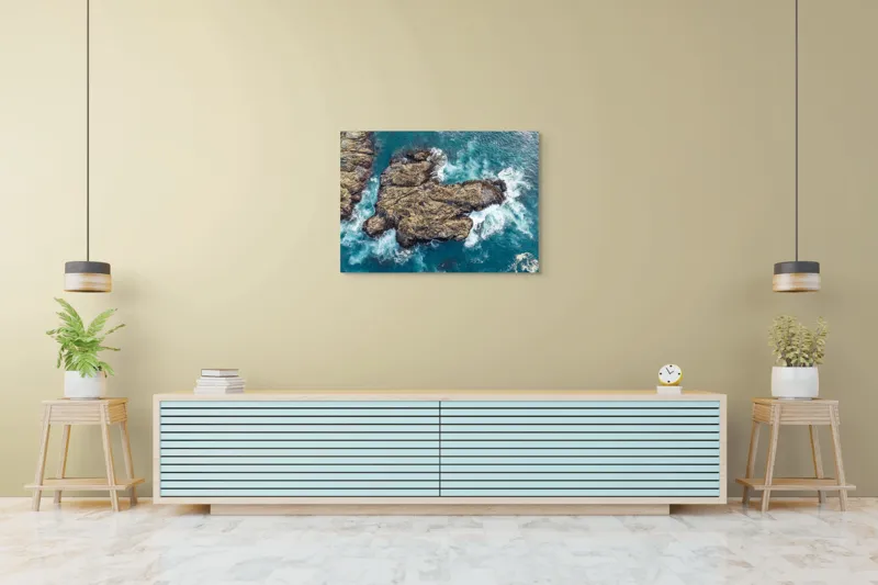 Tablou Canvas, "Valuri spumegânde izbind stâncile marine", Ocean, Stânci, Valuri, Apă, Natură, Albastru, Textură, 100 x 70 cm – poza 4