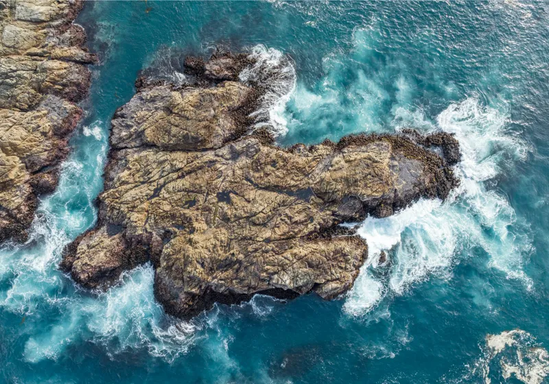 Tablou Canvas, "Valuri spumegânde izbind stâncile marine", Ocean, Stânci, Valuri, Apă, Natură, Albastru, Textură, 100 x 70 cm – poza 2