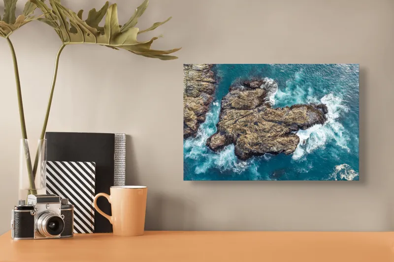 Tablou Canvas, "Valuri spumegânde izbind stâncile marine", Ocean, Stânci, Valuri, Apă, Natură, Albastru, Textură, 39 x 26 cm – poza 3