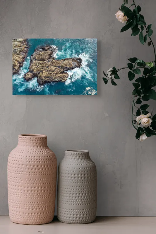 Tablou Canvas, "Valuri spumegânde izbind stâncile marine", Ocean, Stânci, Valuri, Apă, Natură, Albastru, Textură, 39 x 26 cm – poza 4