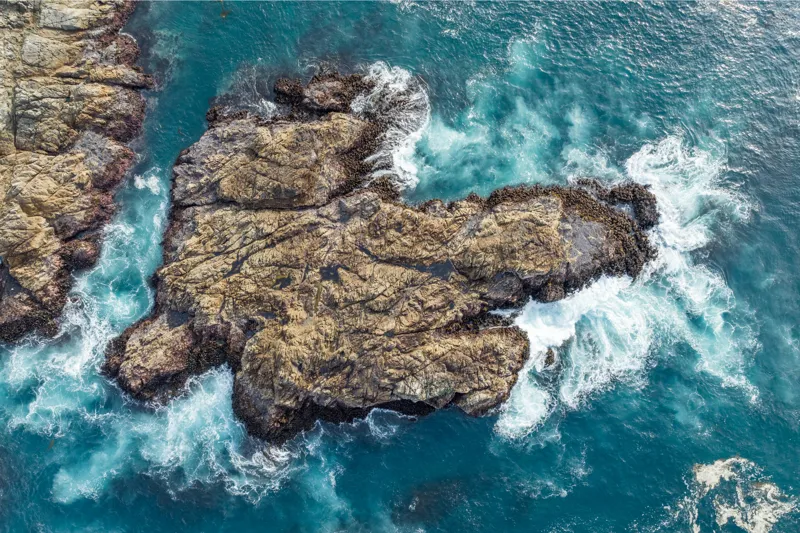 Tablou Canvas, "Valuri spumegânde izbind stâncile marine", Ocean, Stânci, Valuri, Apă, Natură, Albastru, Textură, 39 x 26 cm – poza 2