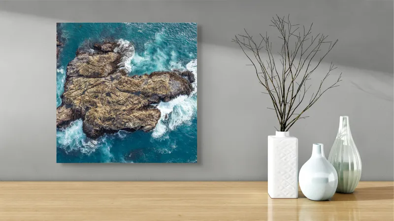 Tablou Canvas, "Valuri spumegânde izbind stâncile marine", Ocean, Stânci, Valuri, Apă, Natură, Albastru, Textură, 50 x 50 cm – poza 3