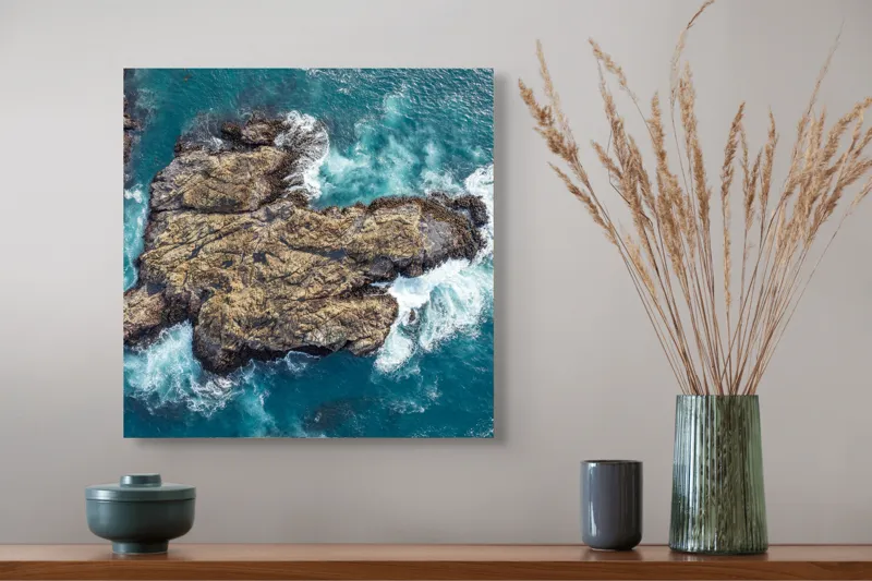 Tablou Canvas, "Valuri spumegânde izbind stâncile marine", Ocean, Stânci, Valuri, Apă, Natură, Albastru, Textură, 50 x 50 cm – poza 4