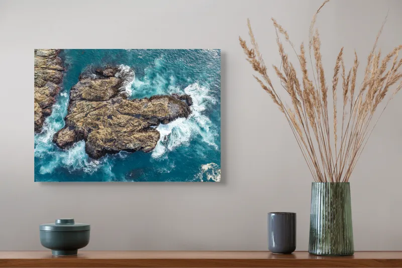 Tablou Canvas, "Valuri spumegânde izbind stâncile marine", Ocean, Stânci, Valuri, Apă, Natură, Albastru, Textură, 54 x 39 cm – poza 4