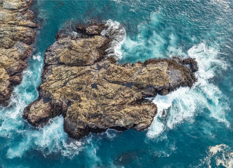 Tablou Canvas, "Valuri spumegânde izbind stâncile marine", Ocean, Stânci, Valuri, Apă, Natură, Albastru, Textură, 54 x 39 cm – poza 2
