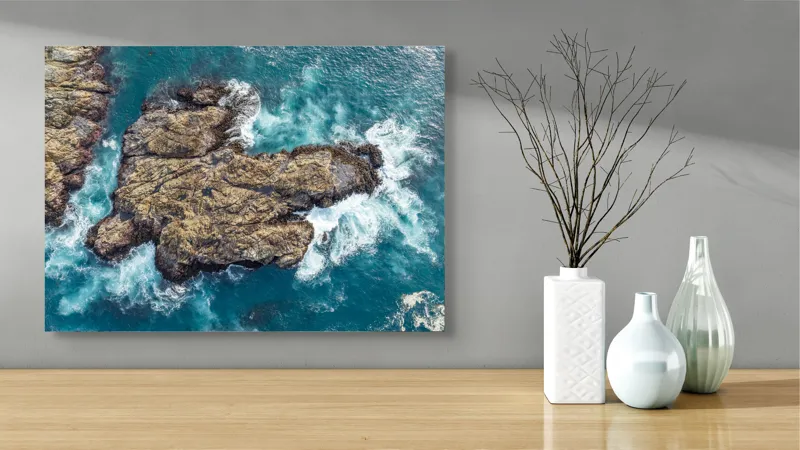Tablou Canvas, "Valuri spumegânde izbind stâncile marine", Ocean, Stânci, Valuri, Apă, Natură, Albastru, Textură, 70 x 50 cm – poza 3
