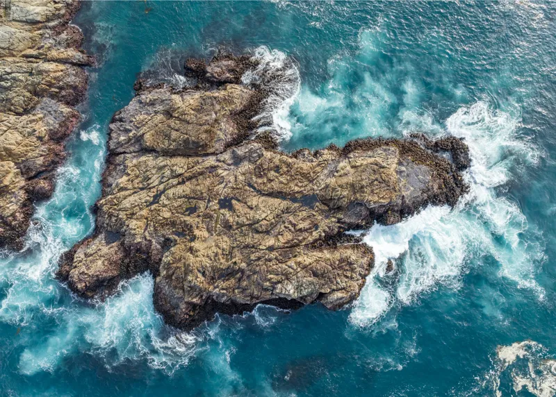 Tablou Canvas, "Valuri spumegânde izbind stâncile marine", Ocean, Stânci, Valuri, Apă, Natură, Albastru, Textură, 70 x 50 cm – poza 2