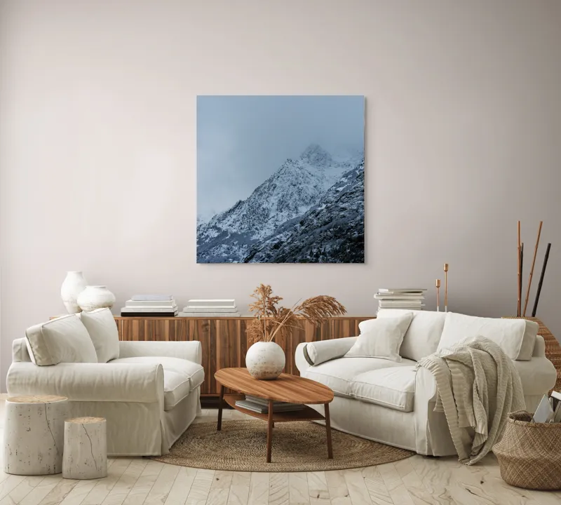Tablou Canvas, "Munți învăluiți de ceață albăstruie", Nor, Munte, Frig, Pădure, Zăpadă, Ceață, Piscuri, Iarnă., 100 x 100 cm – poza 3