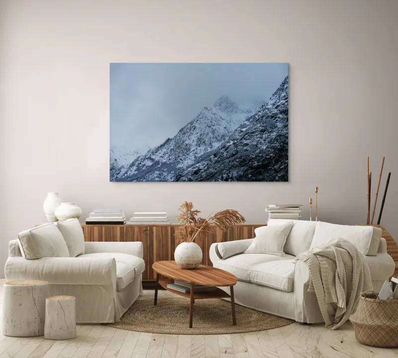 Tablou Canvas, "Munți învăluiți de ceață albăstruie", Nor, Munte, Frig, Pădure, Zăpadă, Ceață, Piscuri, Iarnă., 150 x 100 cm – poza 3