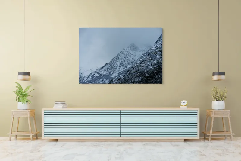 Tablou Canvas, "Munți învăluiți de ceață albăstruie", Nor, Munte, Frig, Pădure, Zăpadă, Ceață, Piscuri, Iarnă., 150 x 100 cm – poza 6