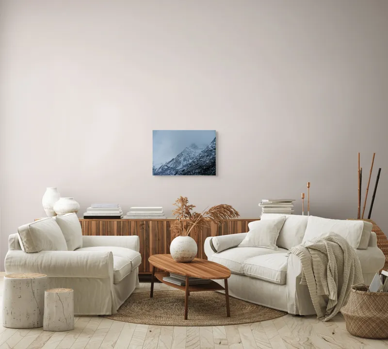 Tablou Canvas, "Munți învăluiți de ceață albăstruie", Nor, Munte, Frig, Pădure, Zăpadă, Ceață, Piscuri, Iarnă., 54 x 39 cm – poza 5