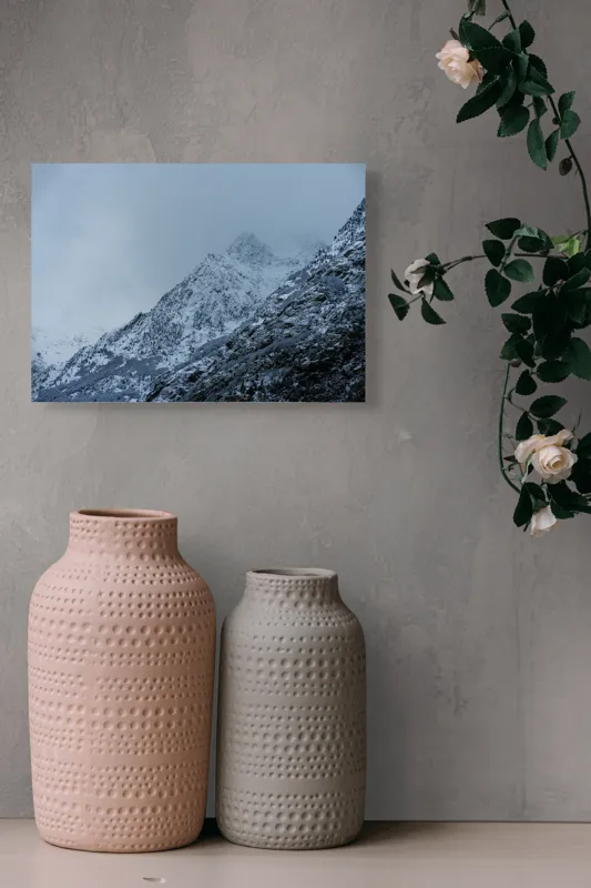 Tablou Canvas, "Munți învăluiți de ceață albăstruie", Nor, Munte, Frig, Pădure, Zăpadă, Ceață, Piscuri, Iarnă., 54 x 39 cm – poza 8
