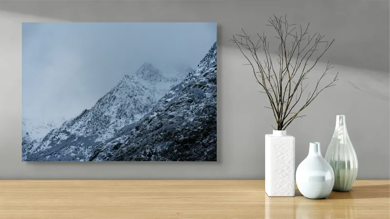 Tablou Canvas, "Munți învăluiți de ceață albăstruie", Nor, Munte, Frig, Pădure, Zăpadă, Ceață, Piscuri, Iarnă., 70 x 50 cm – poza 3