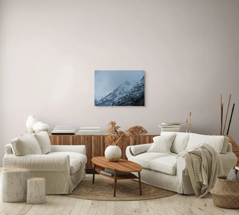Tablou Canvas, "Munți învăluiți de ceață albăstruie", Nor, Munte, Frig, Pădure, Zăpadă, Ceață, Piscuri, Iarnă., 70 x 50 cm – poza 6