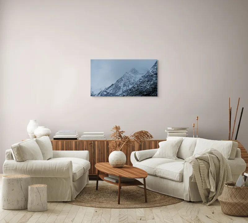 Tablou Canvas, "Munți învăluiți de ceață albăstruie", Nor, Munte, Frig, Pădure, Zăpadă, Ceață, Piscuri, Iarnă., 90 x 50 cm – poza 4