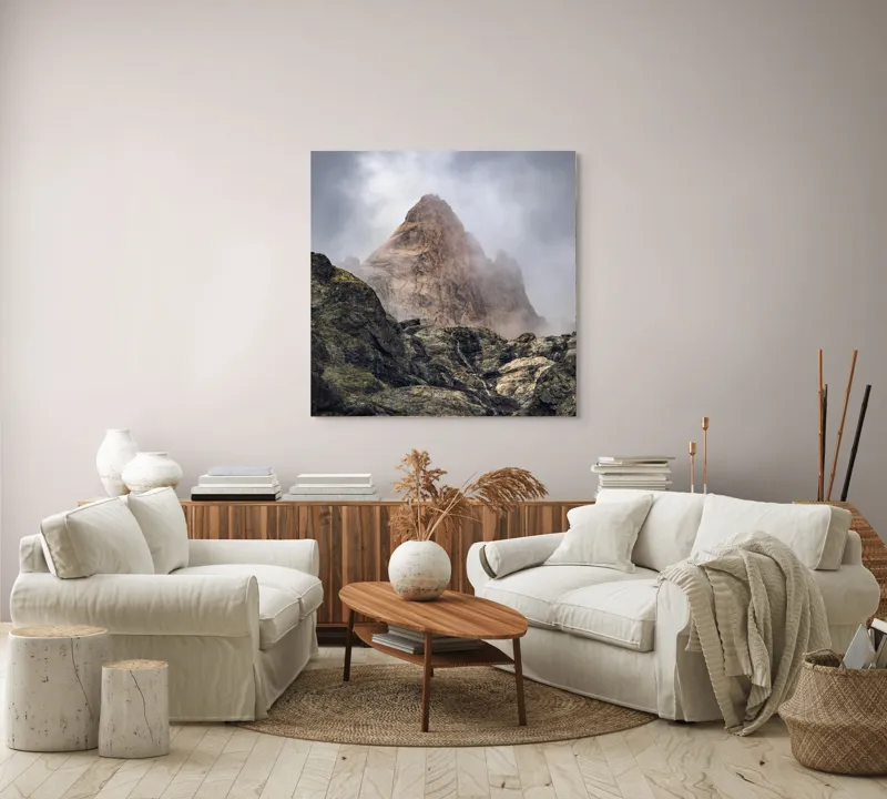Tablou Canvas, "Muntele învăluit în ceață misterioasă", Nor, Munte, Stâncă, Cețos, Impunător, Rugos, Vârf, Misterios, Rece, Sălbatic., 100 x 100 cm – poza 3