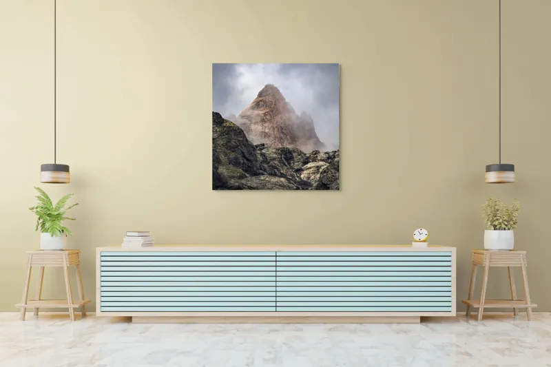 Tablou Canvas, "Muntele învăluit în ceață misterioasă", Nor, Munte, Stâncă, Cețos, Impunător, Rugos, Vârf, Misterios, Rece, Sălbatic., 100 x 100 cm – poza 5