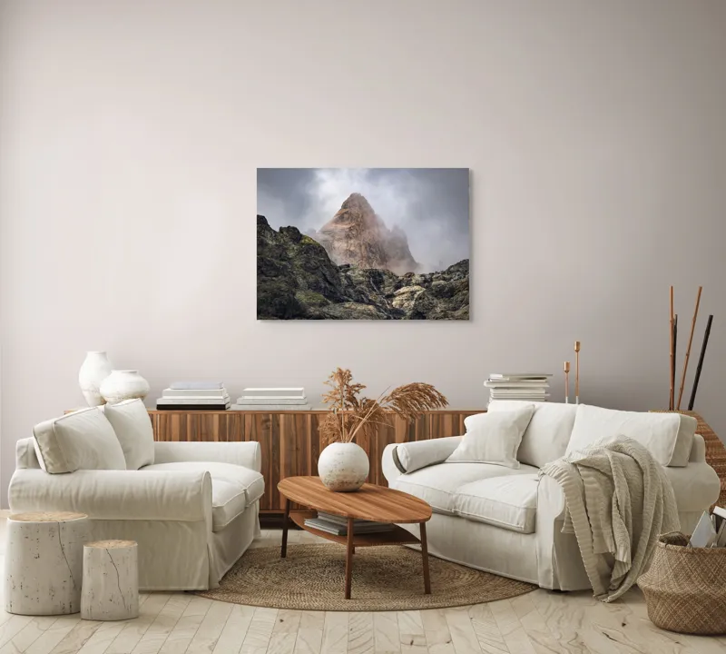 Tablou Canvas, "Muntele învăluit în ceață misterioasă", Nor, Munte, Stâncă, Cețos, Impunător, Rugos, Vârf, Misterios, Rece, Sălbatic., 100 x 70 cm – poza 3
