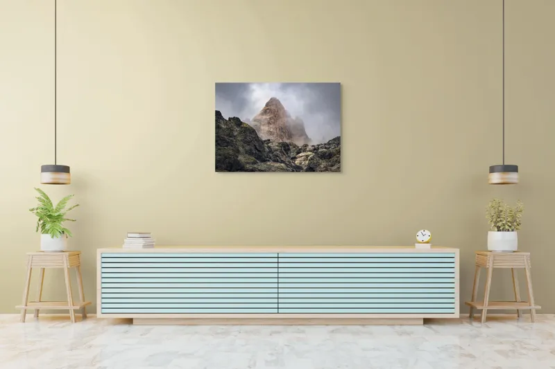Tablou Canvas, "Muntele învăluit în ceață misterioasă", Nor, Munte, Stâncă, Cețos, Impunător, Rugos, Vârf, Misterios, Rece, Sălbatic., 100 x 70 cm – poza 4