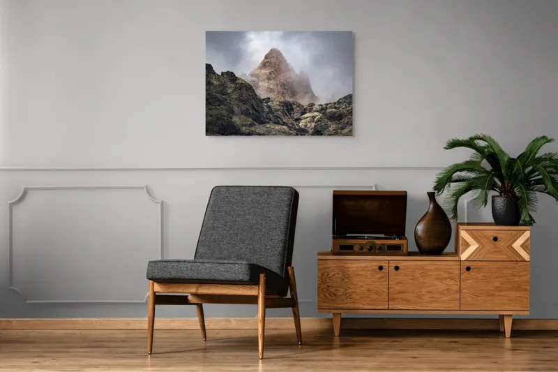 Tablou Canvas, "Muntele învăluit în ceață misterioasă", Nor, Munte, Stâncă, Cețos, Impunător, Rugos, Vârf, Misterios, Rece, Sălbatic., 100 x 70 cm – poza 8