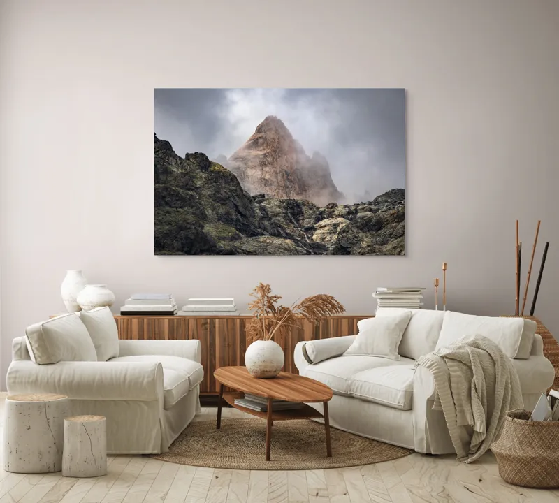 Tablou Canvas, "Muntele învăluit în ceață misterioasă", Nor, Munte, Stâncă, Cețos, Impunător, Rugos, Vârf, Misterios, Rece, Sălbatic., 150 x 100 cm – poza 3