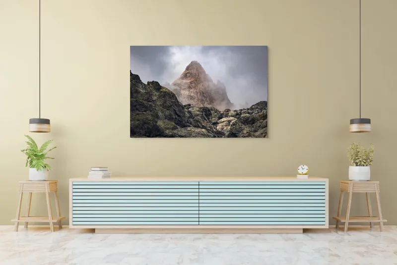 Tablou Canvas, "Muntele învăluit în ceață misterioasă", Nor, Munte, Stâncă, Cețos, Impunător, Rugos, Vârf, Misterios, Rece, Sălbatic., 150 x 100 cm – poza 6