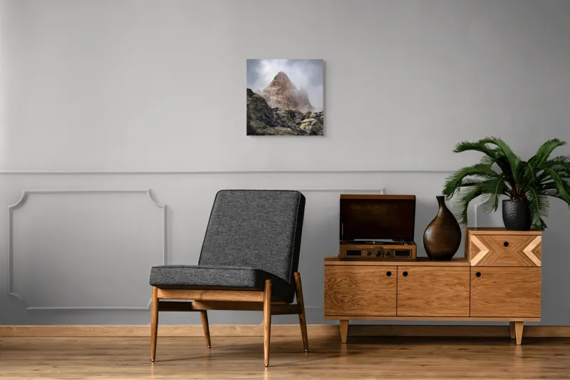Tablou Canvas, "Muntele învăluit în ceață misterioasă", Nor, Munte, Stâncă, Cețos, Impunător, Rugos, Vârf, Misterios, Rece, Sălbatic., 50 x 50 cm – poza 6
