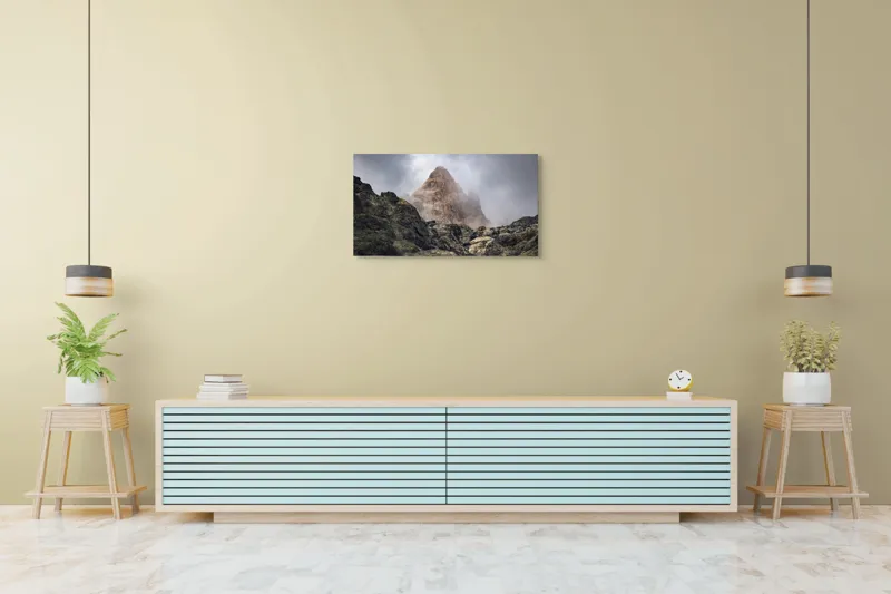 Tablou Canvas, "Muntele învăluit în ceață misterioasă", Nor, Munte, Stâncă, Cețos, Impunător, Rugos, Vârf, Misterios, Rece, Sălbatic., 90 x 50 cm – poza 5