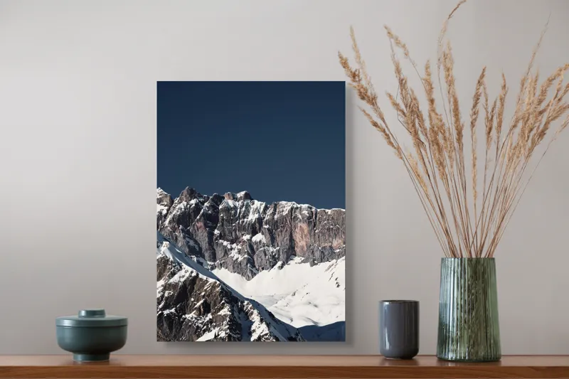 Tablou Canvas, "Munții în tăcere sub cerul albastru", Măreție, Albețe, Stânci, Răsărit, Imensitate, Contrast, Podoabă, Splendoare, 39 x 54 cm – poza 3