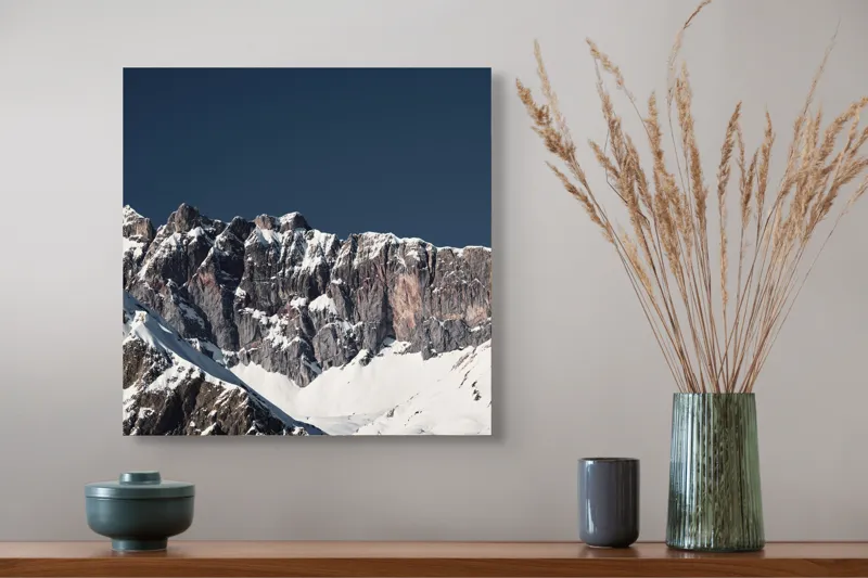 Tablou Canvas, "Munții în tăcere sub cerul albastru", Măreție, Albețe, Stânci, Răsărit, Imensitate, Contrast, Podoabă, Splendoare, 50 x 50 cm – poza 4