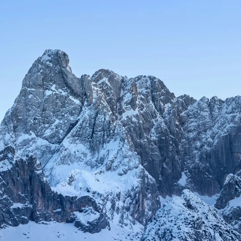 Tablou Canvas, "Piscurile înghețate ale dimineții alpine", Munți, Zăpadă, Stânci, Cer, Albastru, 100 x 100 cm – poza 2