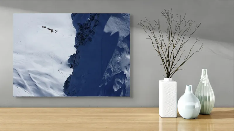 Tablou Canvas, "Umbre dramatice pe crestele înzăpezite", Zăpadă, Umbre, Rocă, Alpin, Frig, Abrupt, Culoare, Contrast., 70 x 50 cm – poza 3