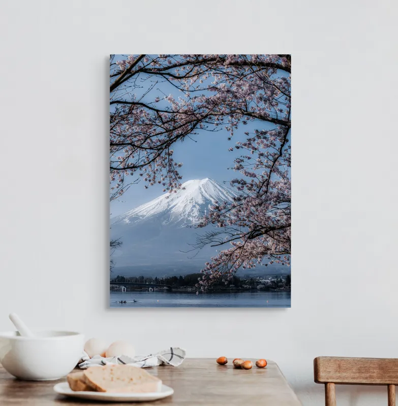 Tablou Canvas, "Muntele Fuji primăvara înflorită", Mont, Cireși, Cer, Apa, Barcă, Scoarță, Zăpadă, Primăvară, Peisaj, Natură, 50 x 70 cm – poza 3