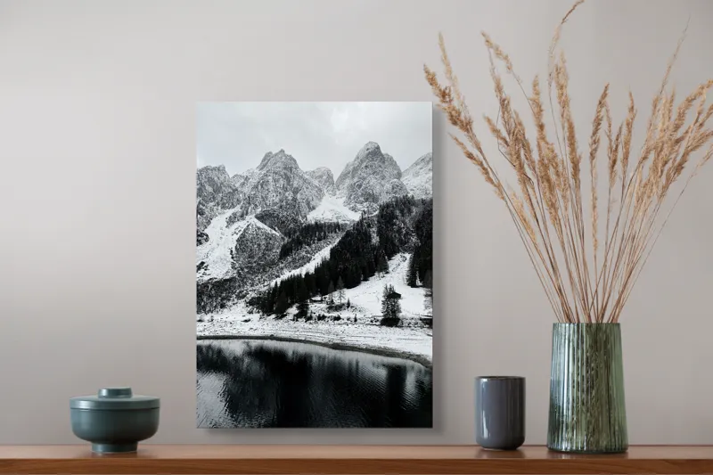 Tablou Canvas, "Peisaj de iarnă la munte", Munte, Zăpadă, Pădure, Lac, Cer, Refugiu, Calm, Natură, Linie, Contrast, 39 x 54 cm – poza 3