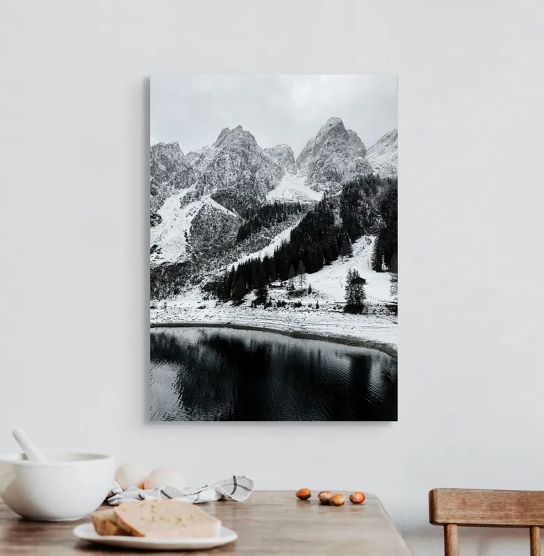 Tablou Canvas, "Peisaj de iarnă la munte", Munte, Zăpadă, Pădure, Lac, Cer, Refugiu, Calm, Natură, Linie, Contrast, 50 x 70 cm – poza 3