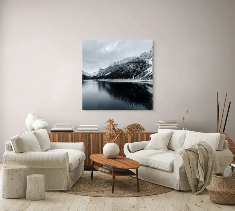 Tablou Canvas, "Reflexii tăcute în iarna montană", Munte, Lac, Reflecție, Cer, Zăpadă, Pădure, Calm, Peisaj, Natură, Frumusețe, 100 x 100 cm – poza 3