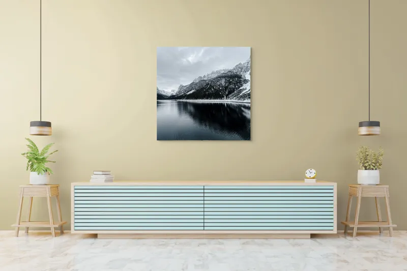 Tablou Canvas, "Reflexii tăcute în iarna montană", Munte, Lac, Reflecție, Cer, Zăpadă, Pădure, Calm, Peisaj, Natură, Frumusețe, 100 x 100 cm – poza 5