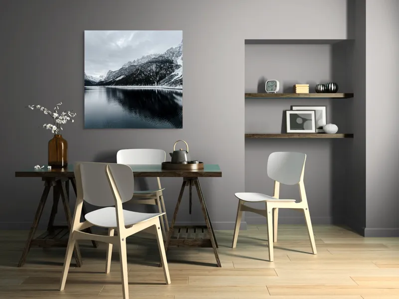 Tablou Canvas, "Reflexii tăcute în iarna montană", Munte, Lac, Reflecție, Cer, Zăpadă, Pădure, Calm, Peisaj, Natură, Frumusețe, 100 x 100 cm – poza 6