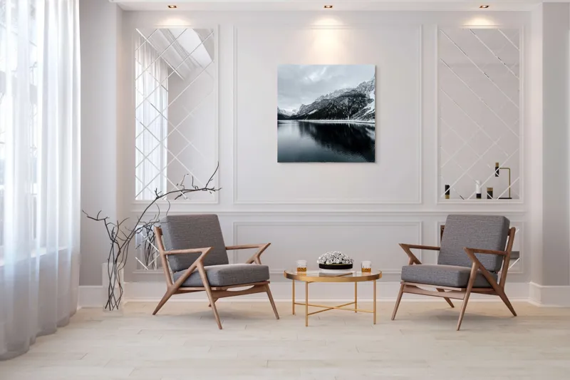 Tablou Canvas, "Reflexii tăcute în iarna montană", Munte, Lac, Reflecție, Cer, Zăpadă, Pădure, Calm, Peisaj, Natură, Frumusețe, 100 x 100 cm – poza 7