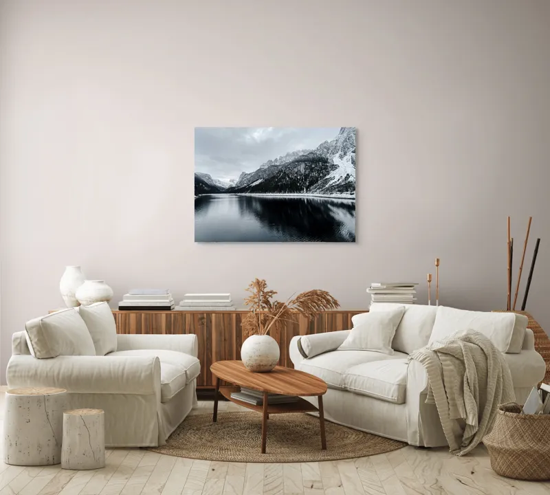 Tablou Canvas, "Reflexii tăcute în iarna montană", Munte, Lac, Reflecție, Cer, Zăpadă, Pădure, Calm, Peisaj, Natură, Frumusețe, 100 x 70 cm – poza 3