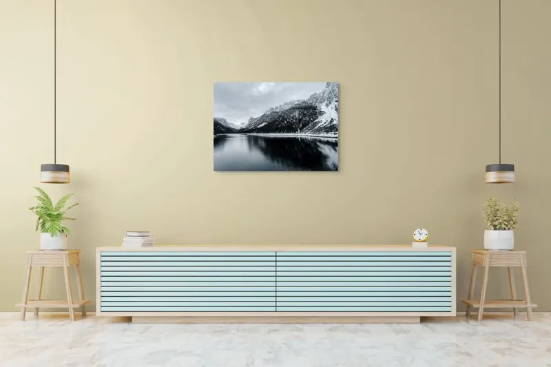 Tablou Canvas, "Reflexii tăcute în iarna montană", Munte, Lac, Reflecție, Cer, Zăpadă, Pădure, Calm, Peisaj, Natură, Frumusețe, 100 x 70 cm – poza 4