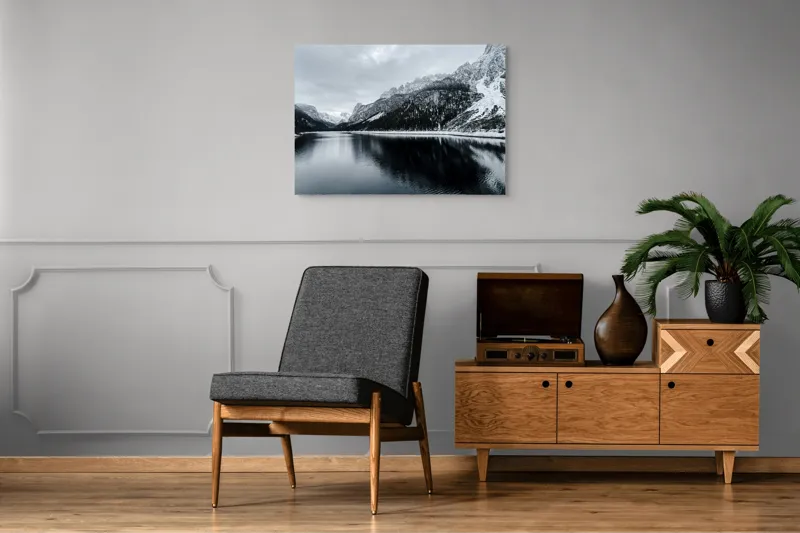Tablou Canvas, "Reflexii tăcute în iarna montană", Munte, Lac, Reflecție, Cer, Zăpadă, Pădure, Calm, Peisaj, Natură, Frumusețe, 100 x 70 cm – poza 8