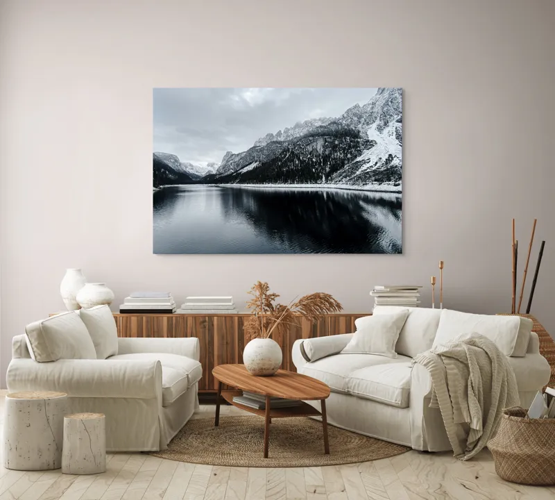 Tablou Canvas, "Reflexii tăcute în iarna montană", Munte, Lac, Reflecție, Cer, Zăpadă, Pădure, Calm, Peisaj, Natură, Frumusețe, 150 x 100 cm – poza 3