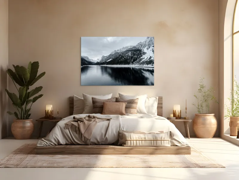 Tablou Canvas, "Reflexii tăcute în iarna montană", Munte, Lac, Reflecție, Cer, Zăpadă, Pădure, Calm, Peisaj, Natură, Frumusețe, 150 x 100 cm – poza 4